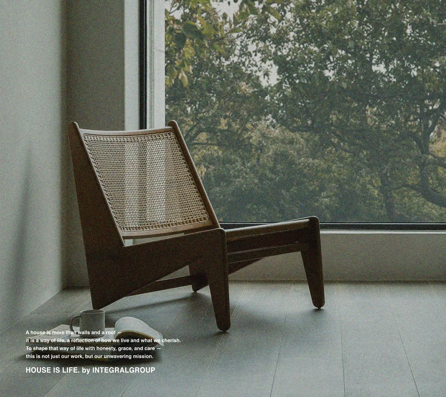 広い窓とおしゃれな椅子