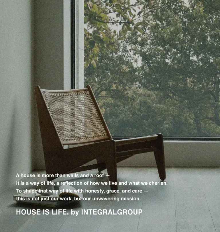 広い窓とおしゃれな椅子